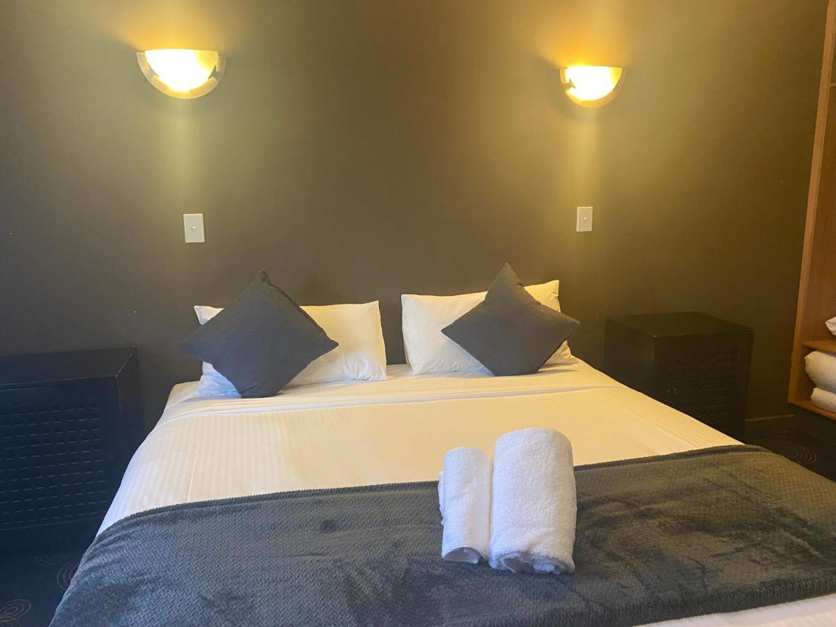 The Astor Hotel Motel Goulburn Bagian luar foto