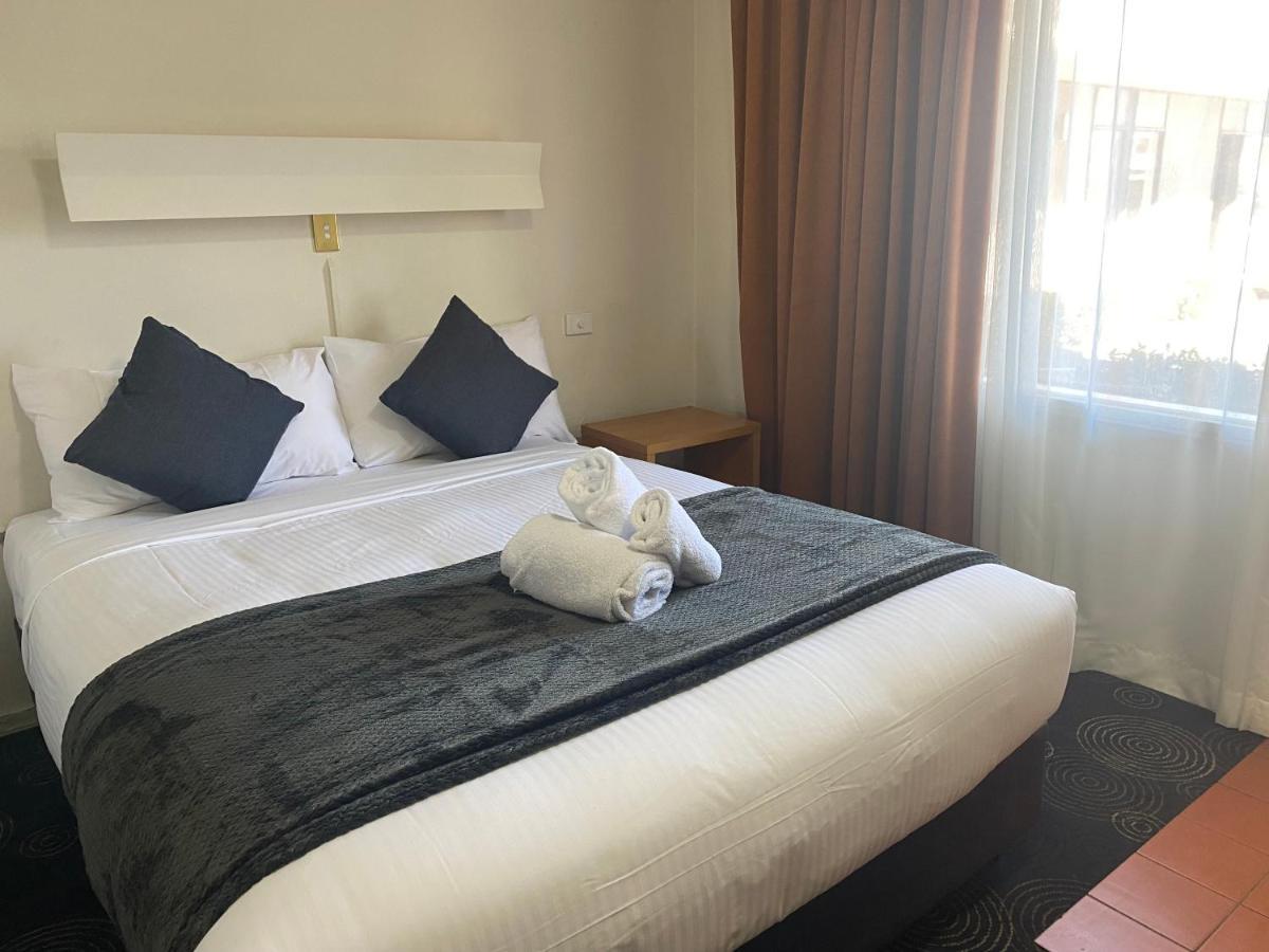 The Astor Hotel Motel Goulburn Bagian luar foto