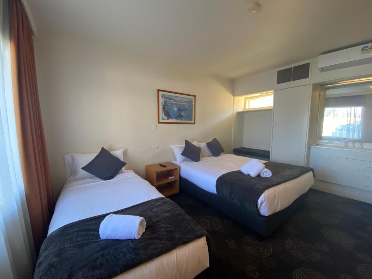 The Astor Hotel Motel Goulburn Bagian luar foto