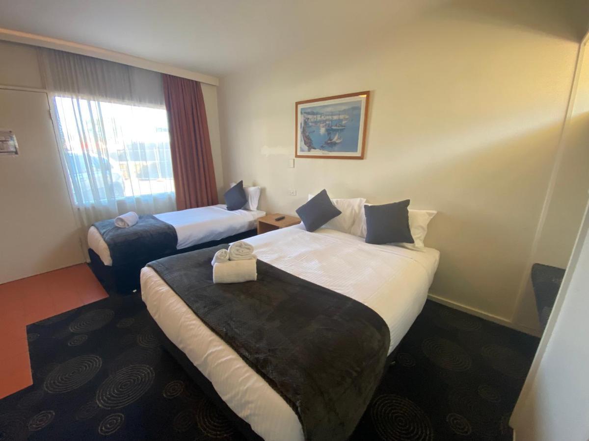 The Astor Hotel Motel Goulburn Bagian luar foto