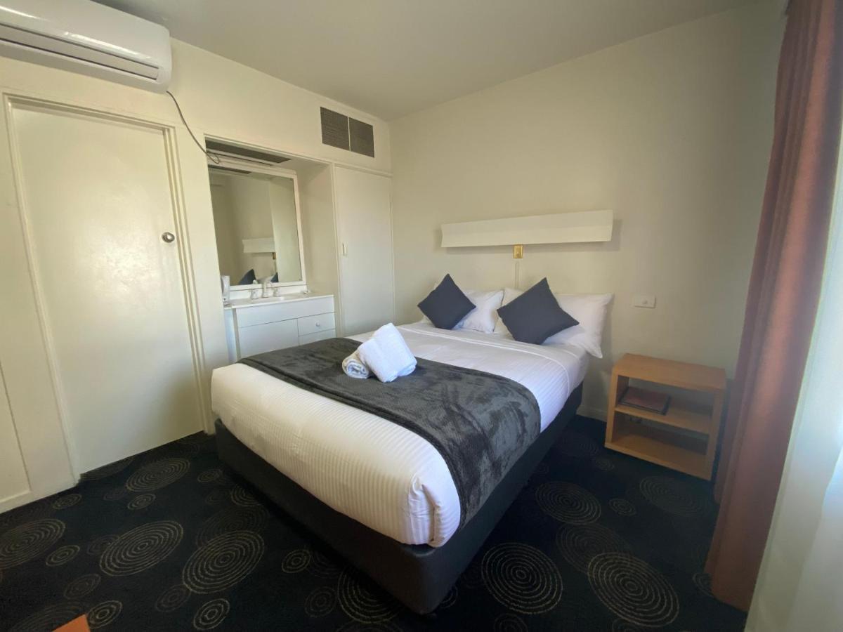 The Astor Hotel Motel Goulburn Bagian luar foto