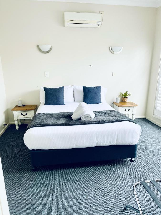 The Astor Hotel Motel Goulburn Bagian luar foto