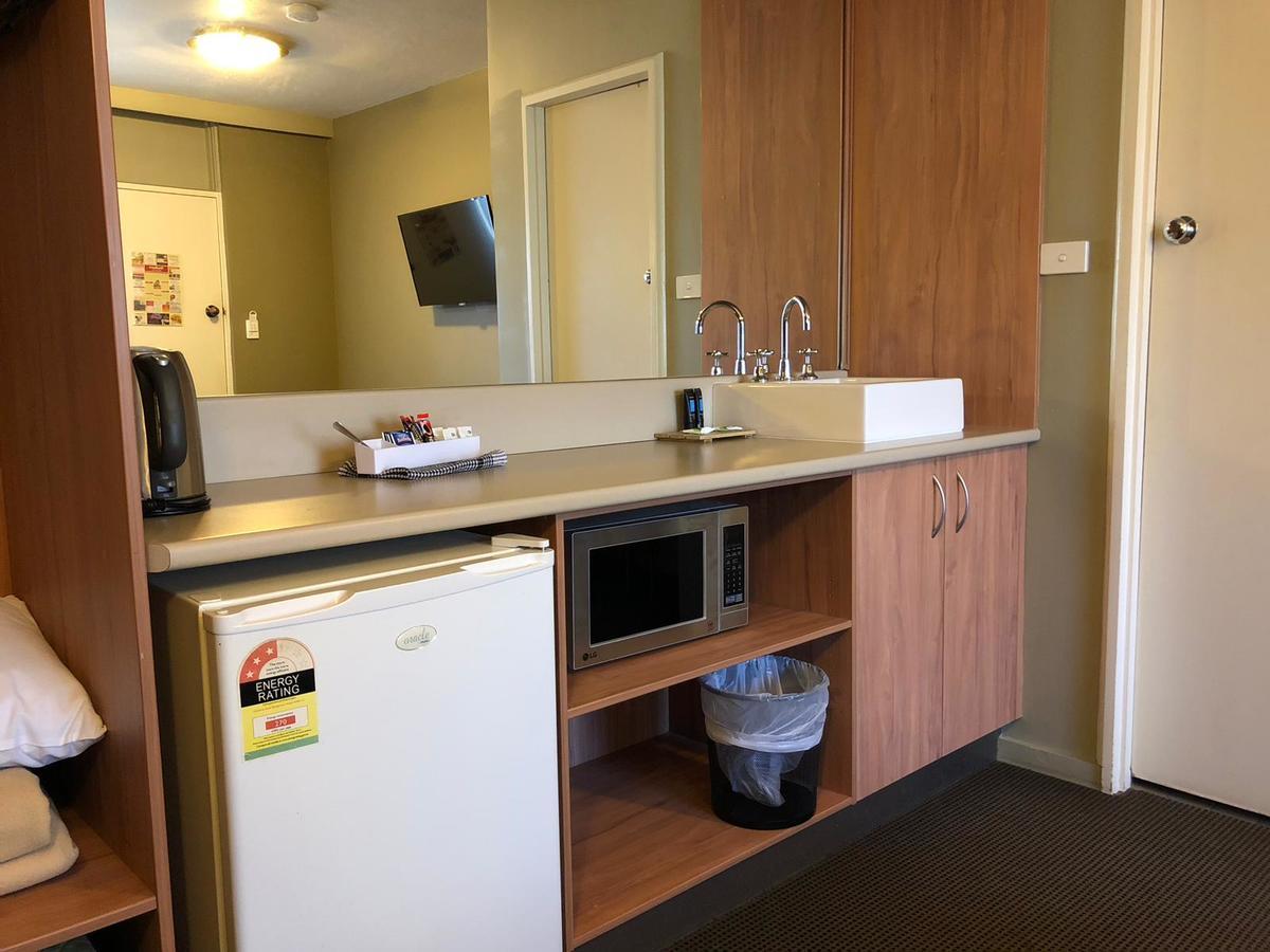 The Astor Hotel Motel Goulburn Bagian luar foto